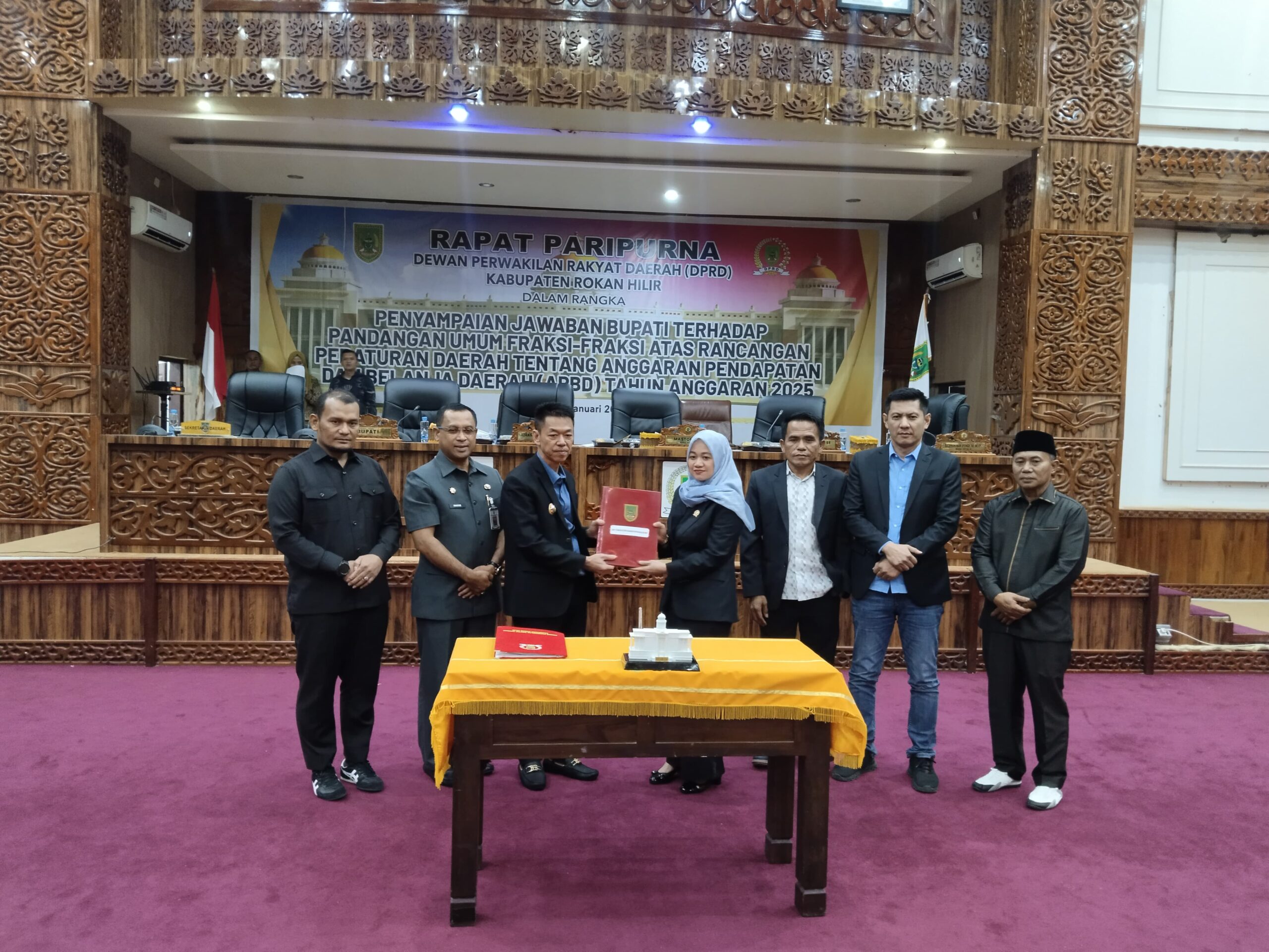 Bupati Rohil Sampaikan Jawaban Pemerintah Atas Pandangan Umum Fraksi Terhadap Ranperda APBD 2025
