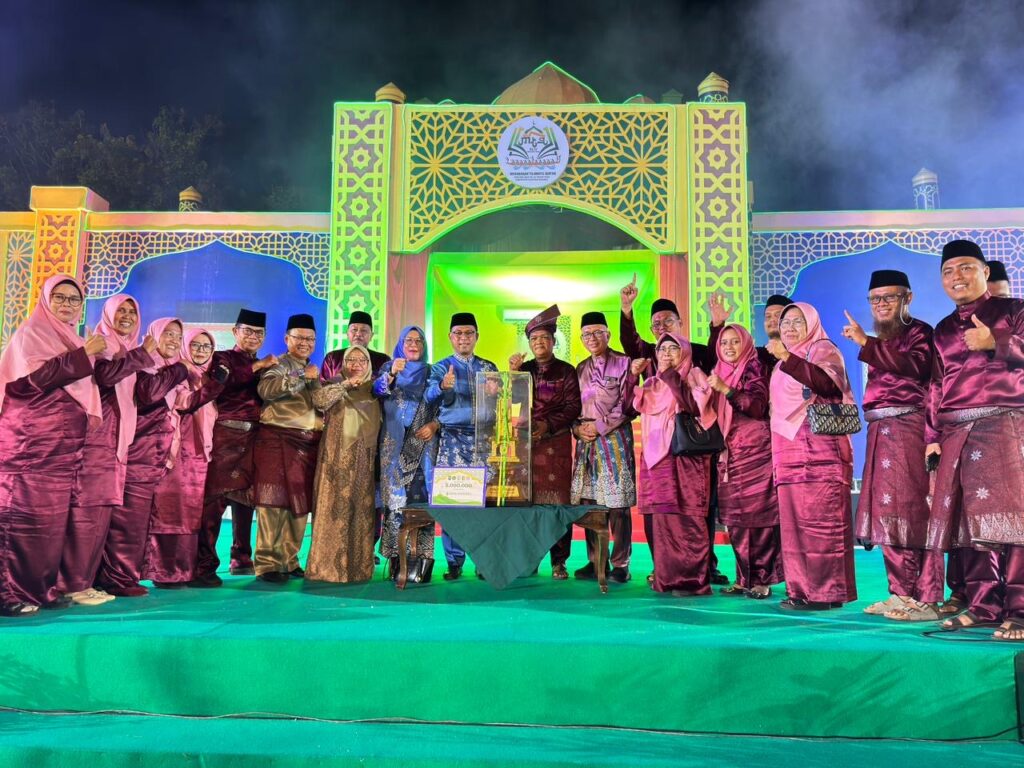 Target Bupati Bistamam Terpenuhi, Sekda Rohil Terima Trofi Juara Umum MTQ Riau 2026