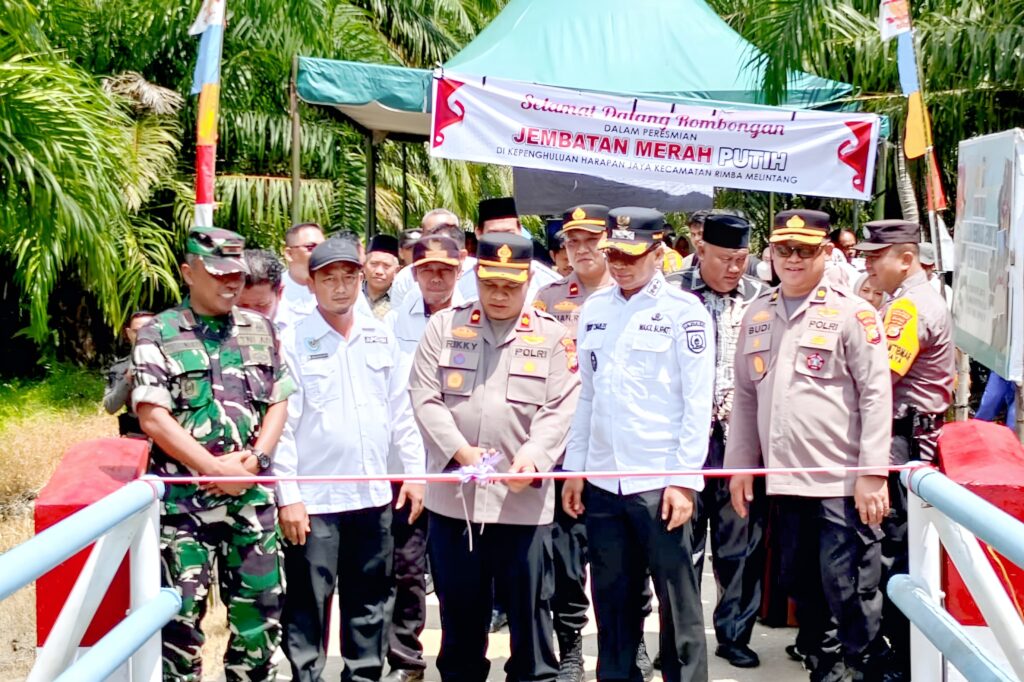 Hadiri Peresmian Jembatan Merah Putih Presisi, Wabup Rohil Jhonny Charles Apresiasi Sinergi Polri Mendukung Ekonomi Warga 