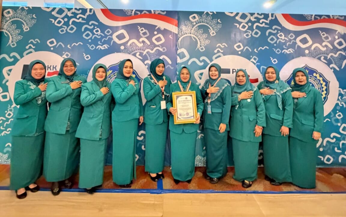 Sinergi TP PKK dan Pemkab Rohil Berbuah Prestasi Nasional, Ketua TP PKK Raih Penghargaan Menteri Kesehatan di HKG PKK Makassar